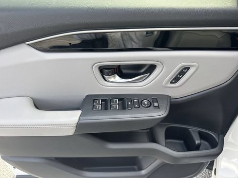 Used 2025 Honda Pilot Touring image 10