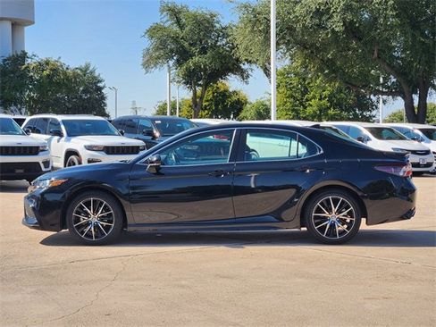 Used 2024 Toyota Camry SE image 4