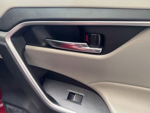 Used 2022 Toyota RAV4 XLE Premium image 8