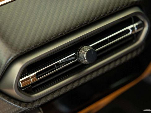 Used 2025 Aston Martin V8 Vantage Coupe image 26