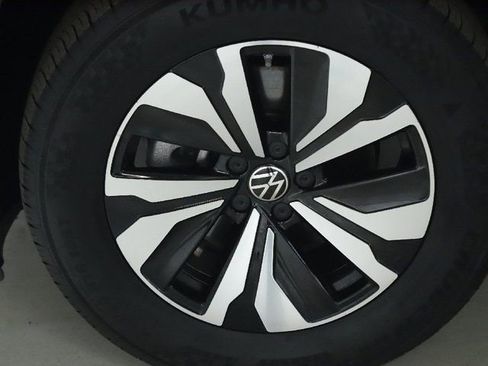 Used 2025 Volkswagen Atlas Cross Sport SE AWD/4WD image 36