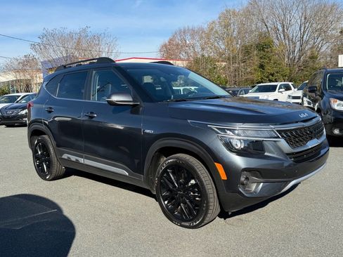 Used 2022 Kia Seltos Nightfall Edition image 3