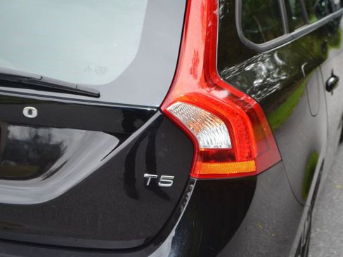 Used 2017 Volvo V60 T5 Dynamic image 12