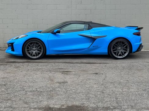 Used 2023 Chevrolet Corvette Z06 w/ Stealth Interior Trim Package RWD image 11