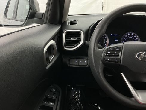 Used 2021 Hyundai Venue SE FWD image 32