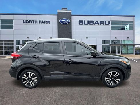 Used 2018 Nissan Kicks SV FWD image 2