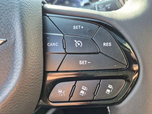 Used 2025 Chrysler Pacifica Limited FWD image 20