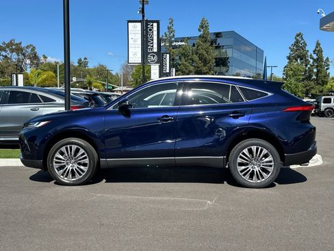 Used 2024 Toyota Venza XLE AWD/4WD image 6