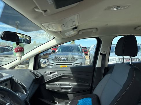 Used 2017 Ford C-MAX SE w/ Equipment Group 201A FWD image 9