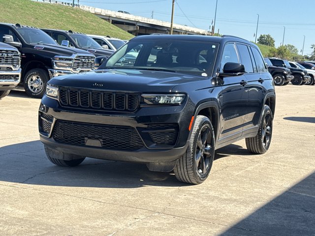 Used 2023 Jeep Grand Cherokee Altitude AWD/4WD image 9