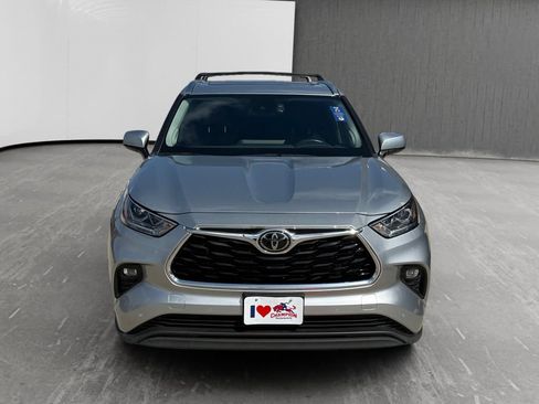 Used 2024 Toyota Highlander Limited FWD image 8
