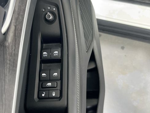 Used 2023 Jeep Grand Cherokee Limited w/ Black Appearance Package AWD/4WD image 18