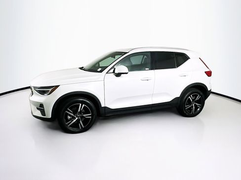 Used 2025 Volvo XC40 B5 Core image 4