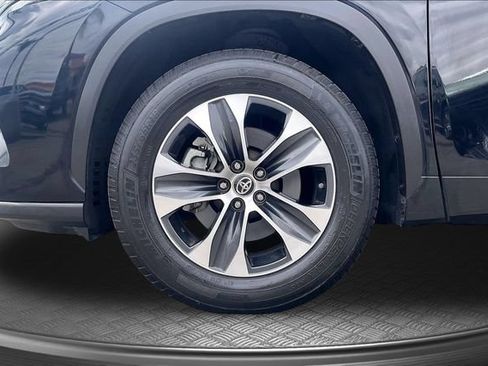 Used 2021 Toyota Highlander XLE FWD image 9