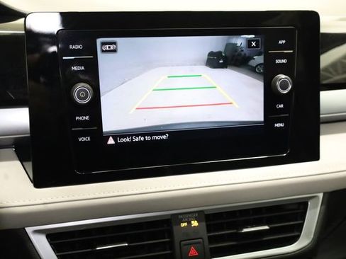 Used 2025 Volkswagen Taos SE w/ Black Wheel Package image 17