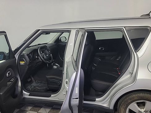 Used 2017 Kia Soul FWD image 14