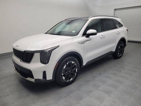 Used 2024 Kia Sorento S w/ Panoramic Sunroof Package FWD image 2