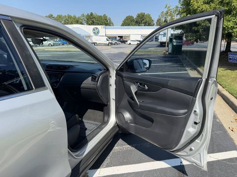 Used 2018 Nissan Rogue S FWD image 16