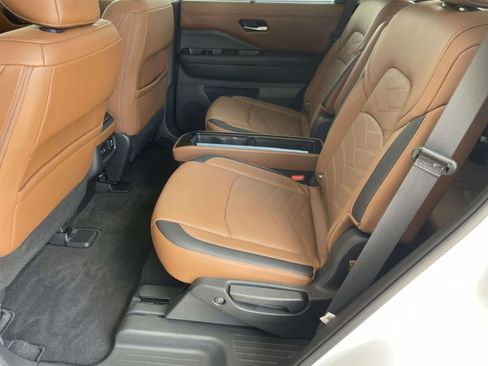 Used 2025 Nissan Pathfinder Platinum FWD image 10