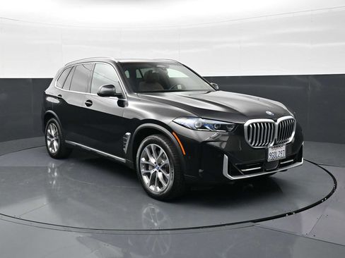 Used 2024 BMW X5 xDrive50e w/ Premium Package AWD/4WD image 3