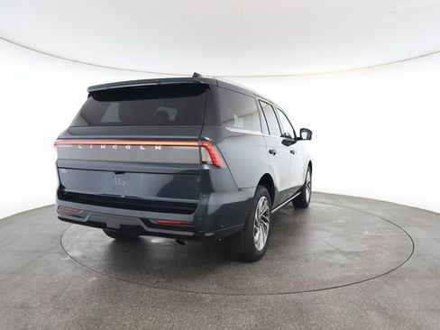 Used 2025 Lincoln Navigator Reserve image 16