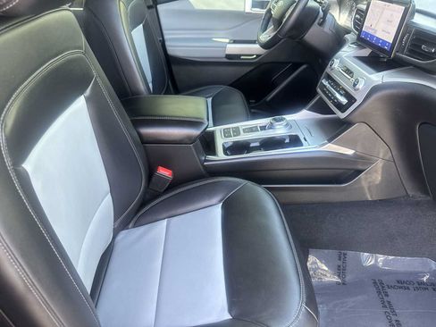 Used 2023 Ford Explorer XLT w/ Equipment Group 202A RWD image 18