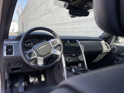 Used 2024 Land Rover Discovery Dynamic SE AWD/4WD image 18