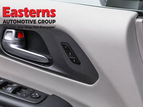 Used 2023 Chrysler Pacifica Touring-L FWD image 21