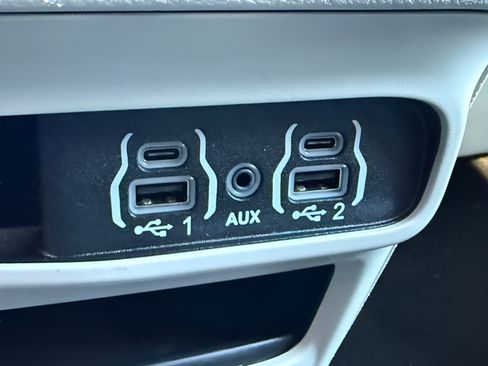 Used 2024 Chrysler Pacifica Touring-L FWD image 13