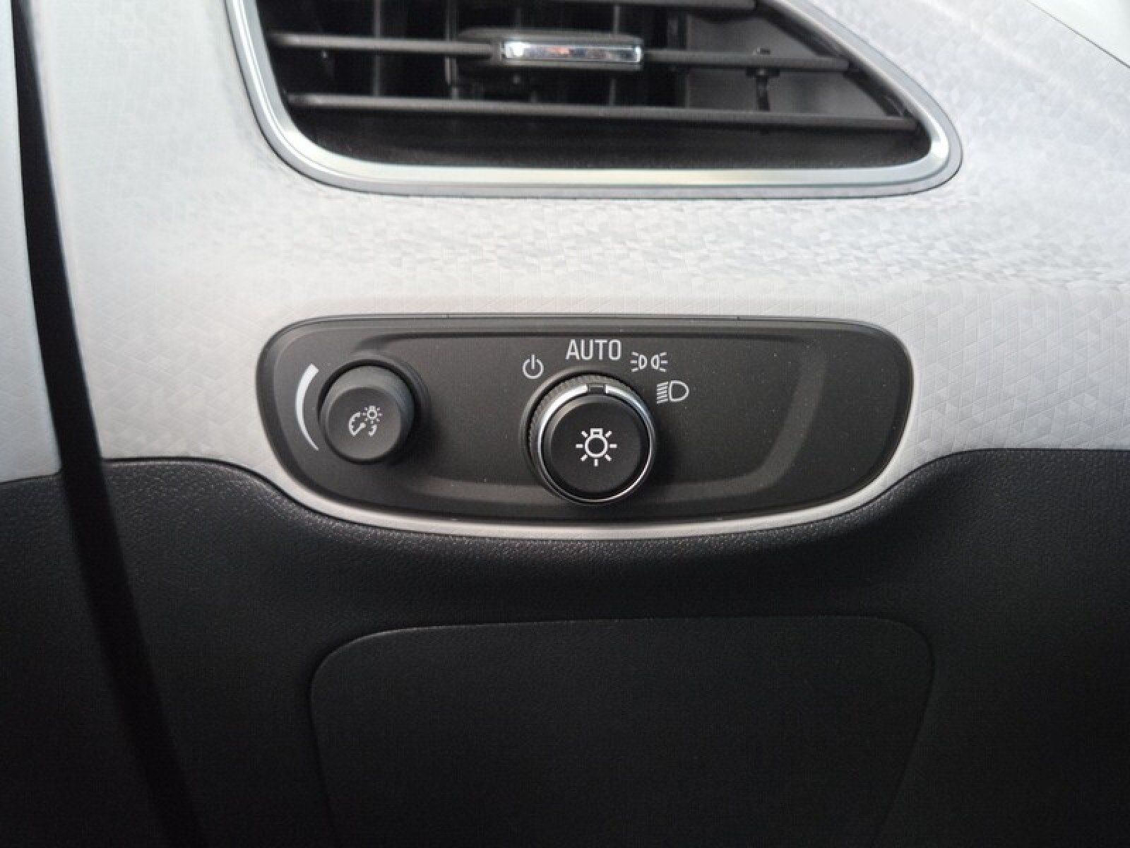 Used 2020 Chevrolet Bolt LT FWD image 32