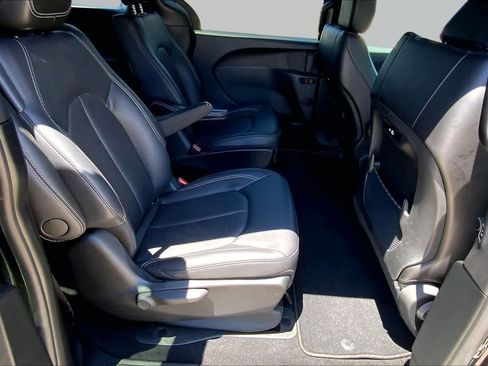 Used 2025 Chrysler Pacifica Select FWD image 20