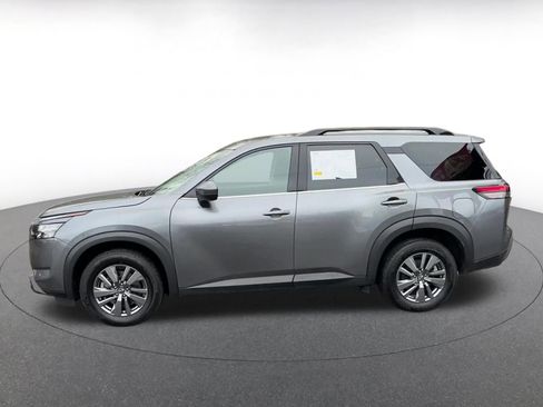 Used 2025 Nissan Pathfinder SV image 9