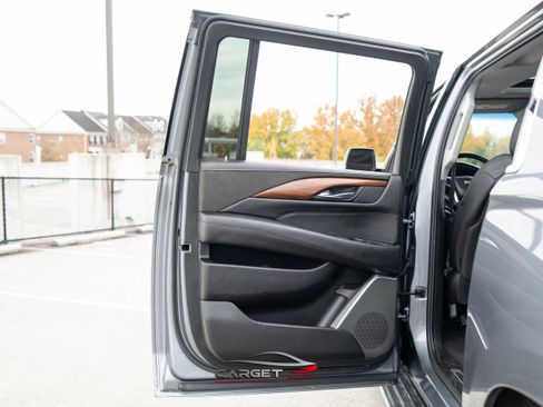 Used 2019 Cadillac Escalade ESV Luxury AWD/4WD image 43