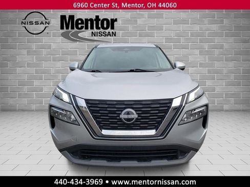 Used 2023 Nissan Rogue SV image 2