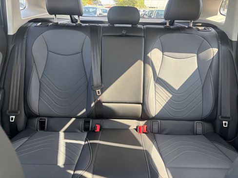 Used 2026 Volkswagen Tiguan SE AWD/4WD image 39