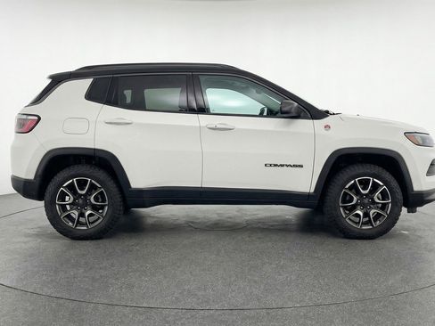 Used 2025 Jeep Compass Trailhawk AWD/4WD image 11