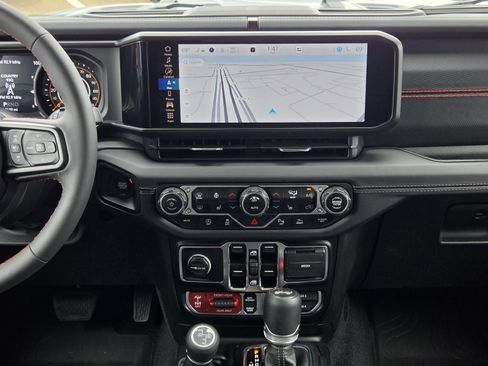 Used 2024 Jeep Wrangler Unlimited Rubicon AWD/4WD image 18