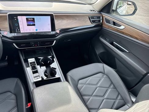 Used 2025 Volkswagen Atlas SE image 20