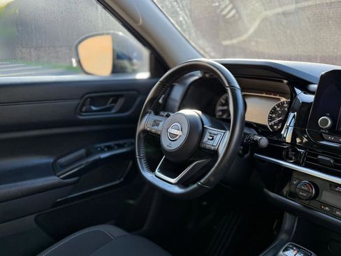 Used 2025 Nissan Pathfinder SV FWD image 23
