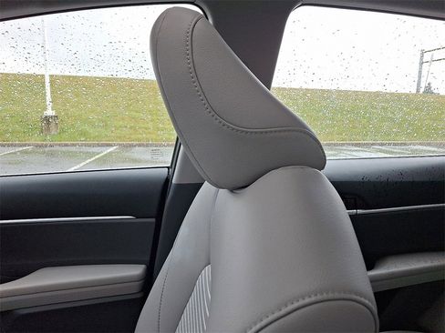 Used 2019 Toyota Camry SE image 17