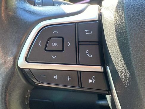Used 2023 Toyota Highlander XLE AWD/4WD image 19