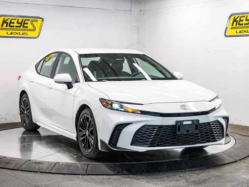 Used 2026 Toyota Camry SE FWD image 5