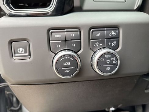 Used 2025 GMC Sierra 2500 AT4 image 18