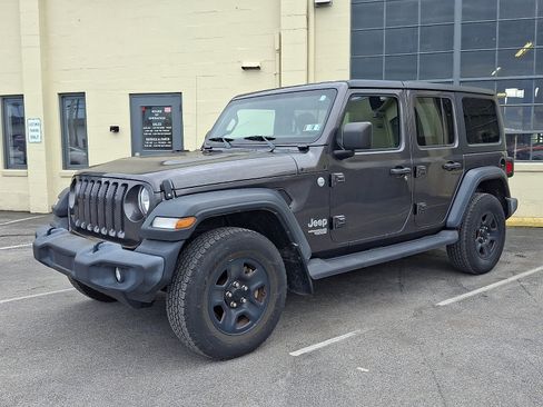 Used 2018 Jeep Wrangler Unlimited Sport AWD/4WD image 3