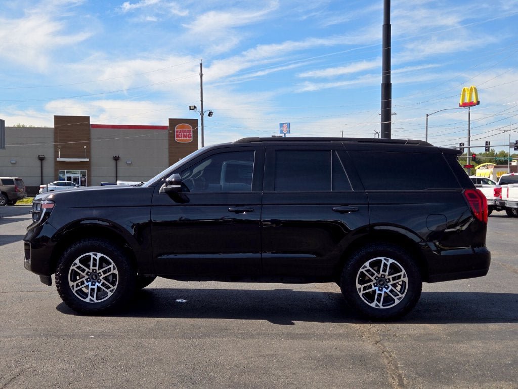 Used 2025 Ford Expedition Active AWD/4WD image 2