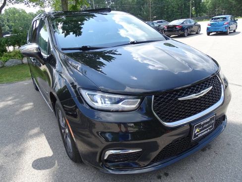 Used 2023 Chrysler Pacifica Limited image 5