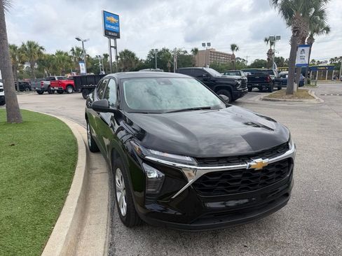 Used 2024 Chevrolet Trax LS FWD image 2