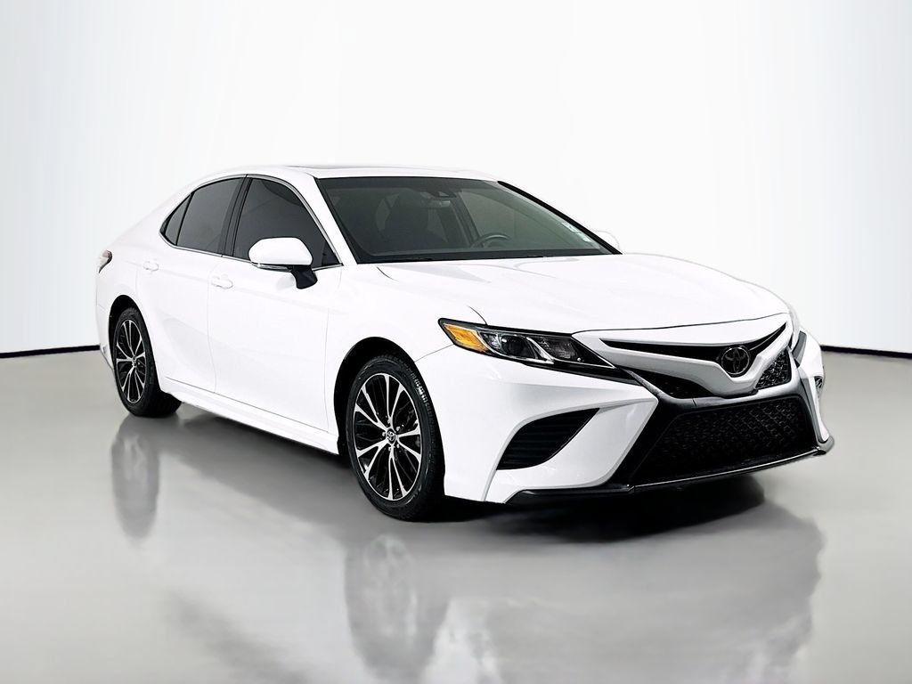 Used 2018 Toyota Camry SE w/ Moonroof Package FWD image 4
