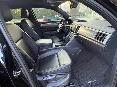 Used 2020 Volkswagen Atlas Cross Sport SE w/ Panoramic Sunroof Package FWD image 19