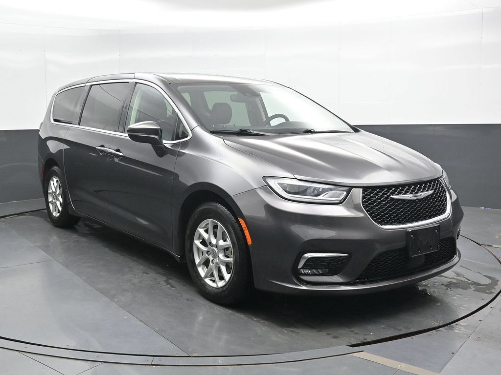Used 2023 Chrysler Pacifica Touring-L FWD image 4